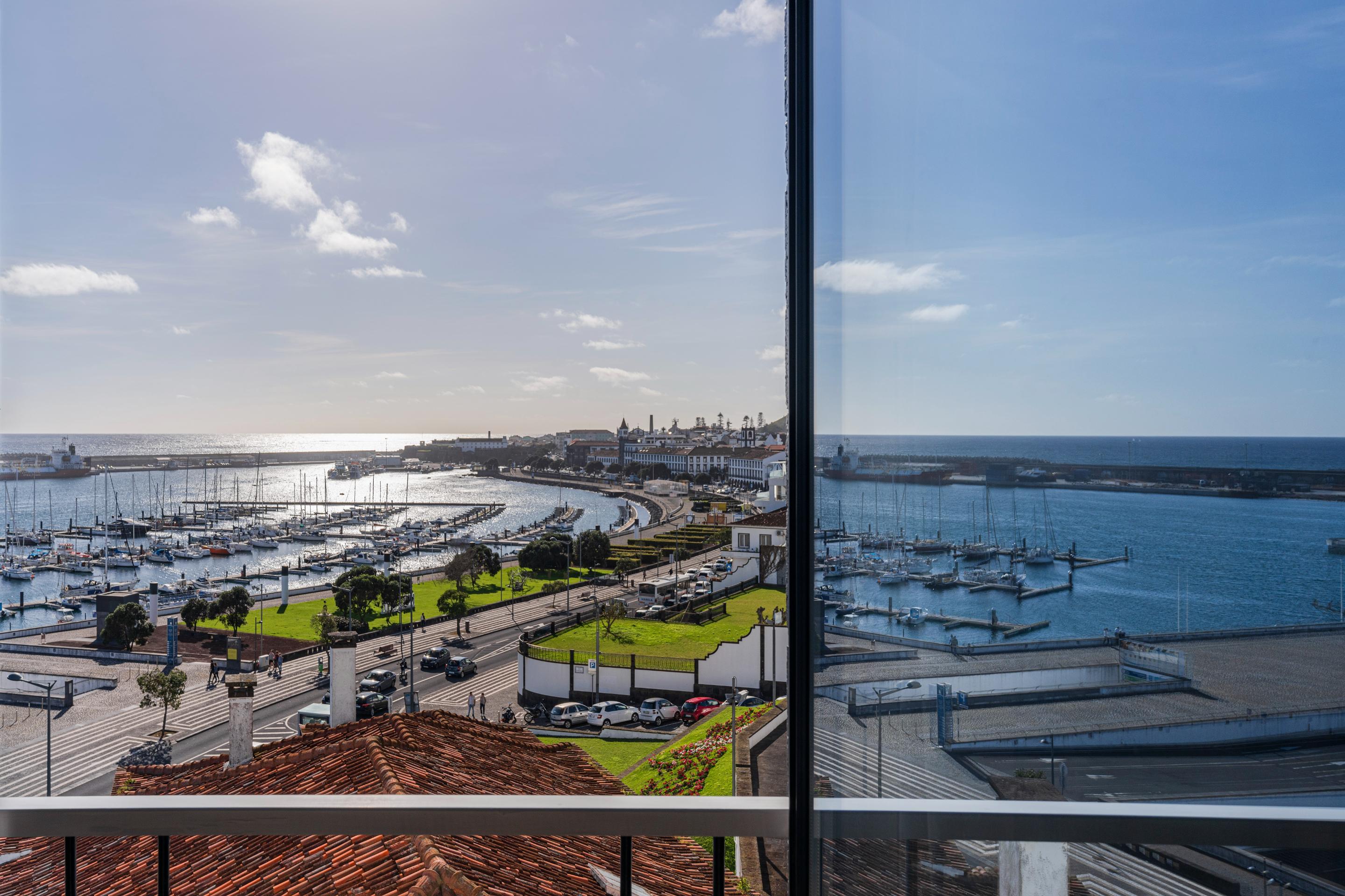大西洋亚速尔格兰德酒店 蓬塔德尔加达 外观 照片 View of the Marina from the 10th floor of the Marina Tower